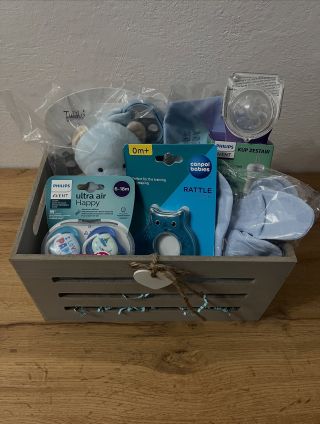 Sánky box Cumlík mama Rukavice Čiapka Hrkálka v tvare zajaca Zajac s dekou Pyžamko pre dievča Cena65€ Červený box Pyžamko...